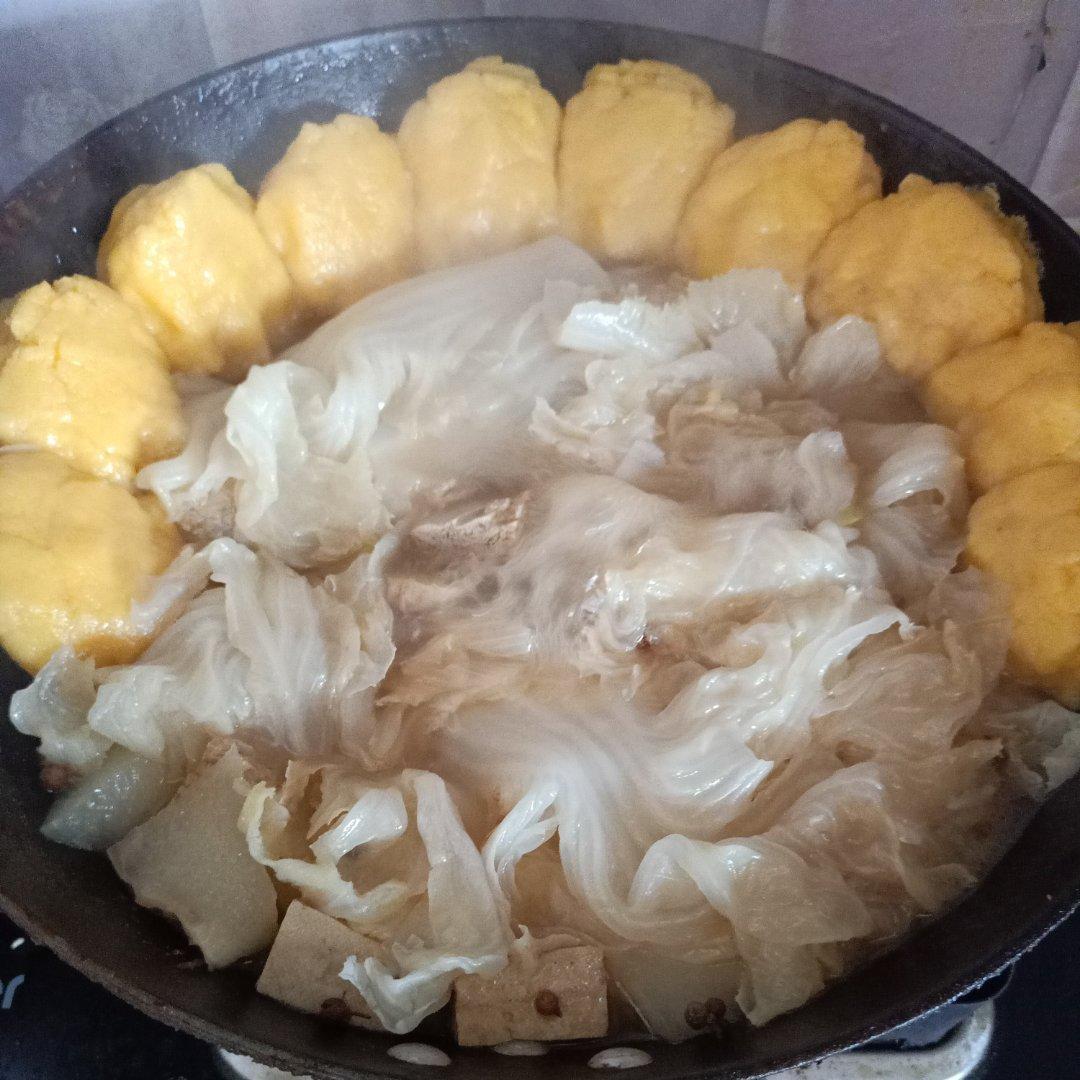 铁锅炖鱼贴饼子