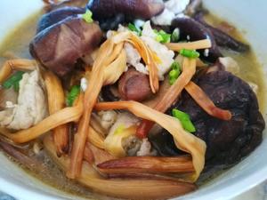 香菇黄花菜瘦肉汤的做法 步骤1