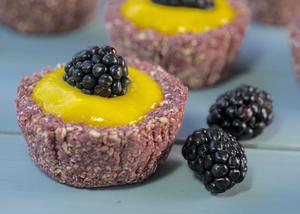 Blackberry Cupcakes with Mango Filling的做法 步骤1