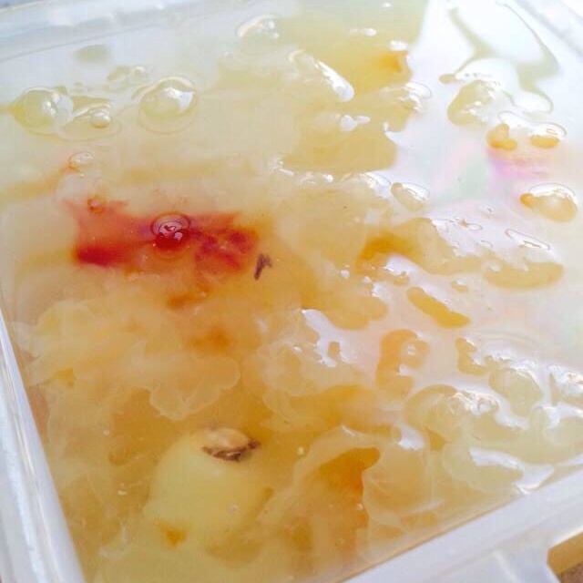 桃胶皂角米炖银耳