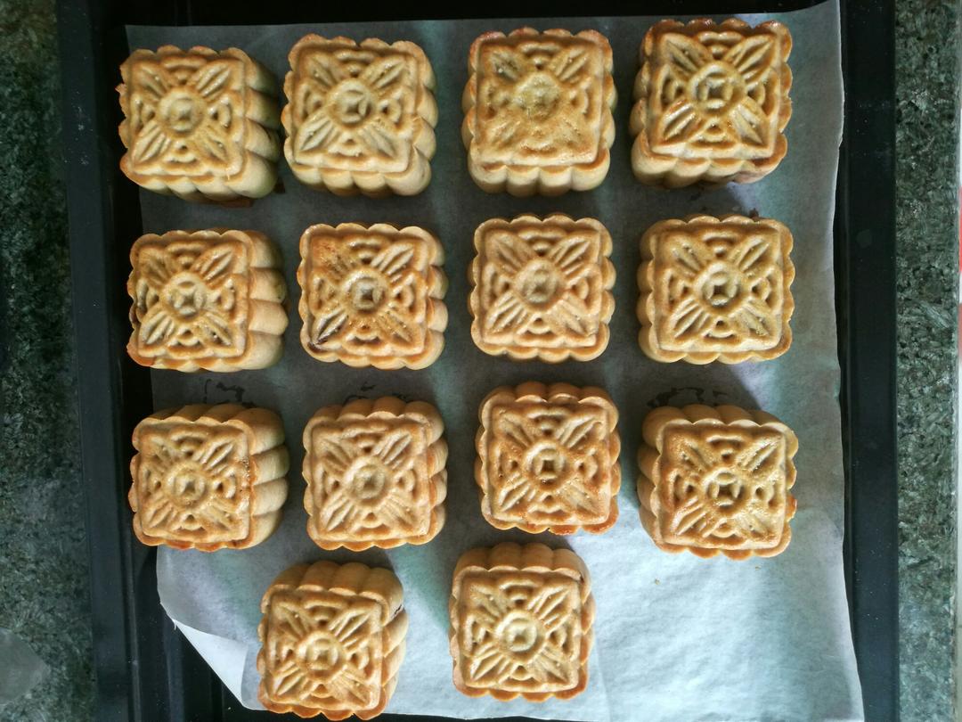 广式月饼—蛋黄莲蓉月饼
