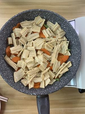 脆嫩可口，开胃下饭的素炒腐竹的做法 步骤5