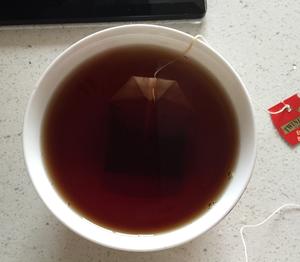 快手冲黑白淡奶港式奶茶（川宁红茶版）的做法 步骤2
