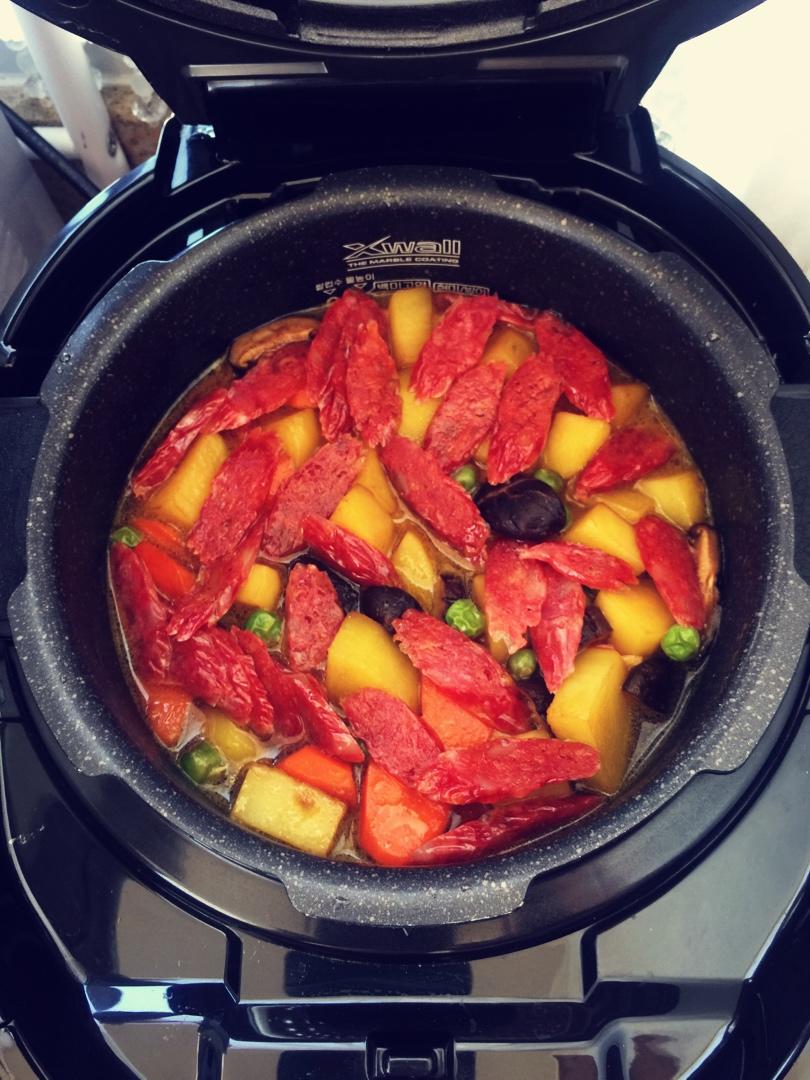 腊肠土豆焖饭