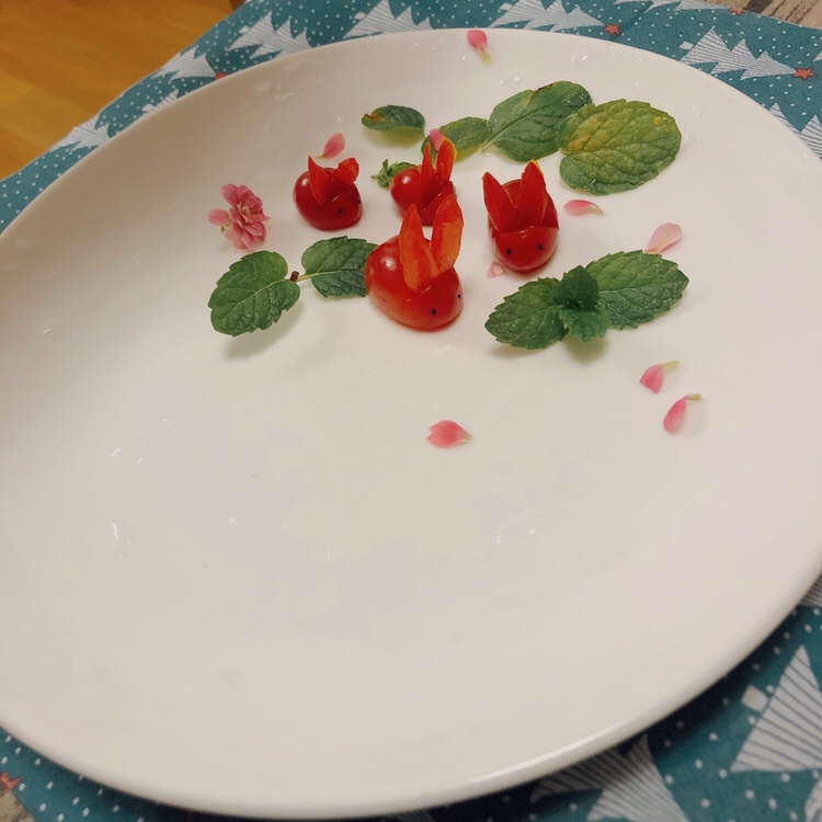 简单漂亮的摆盘—番茄小兔子的做法 步骤12