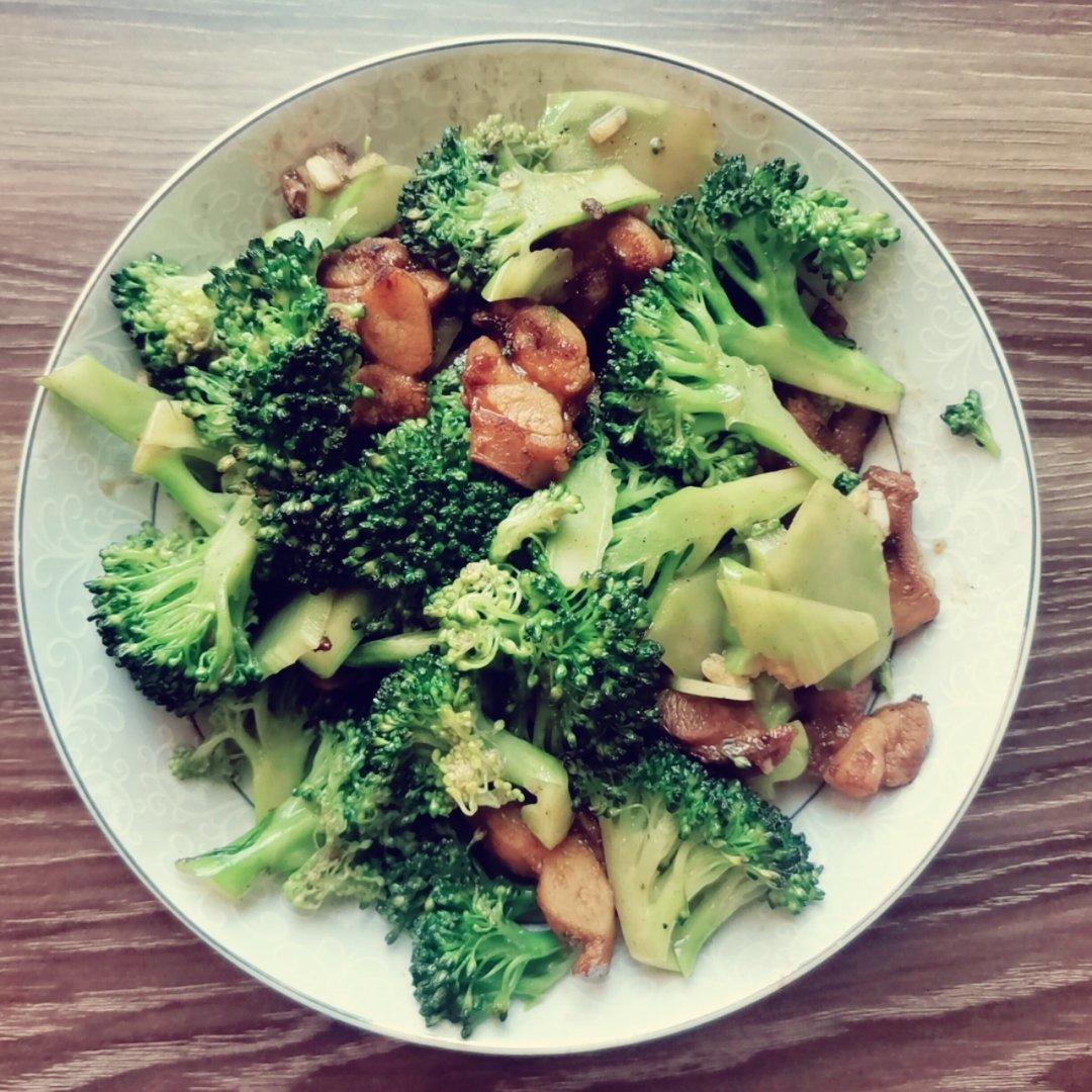 鸡胸肉炒西兰花