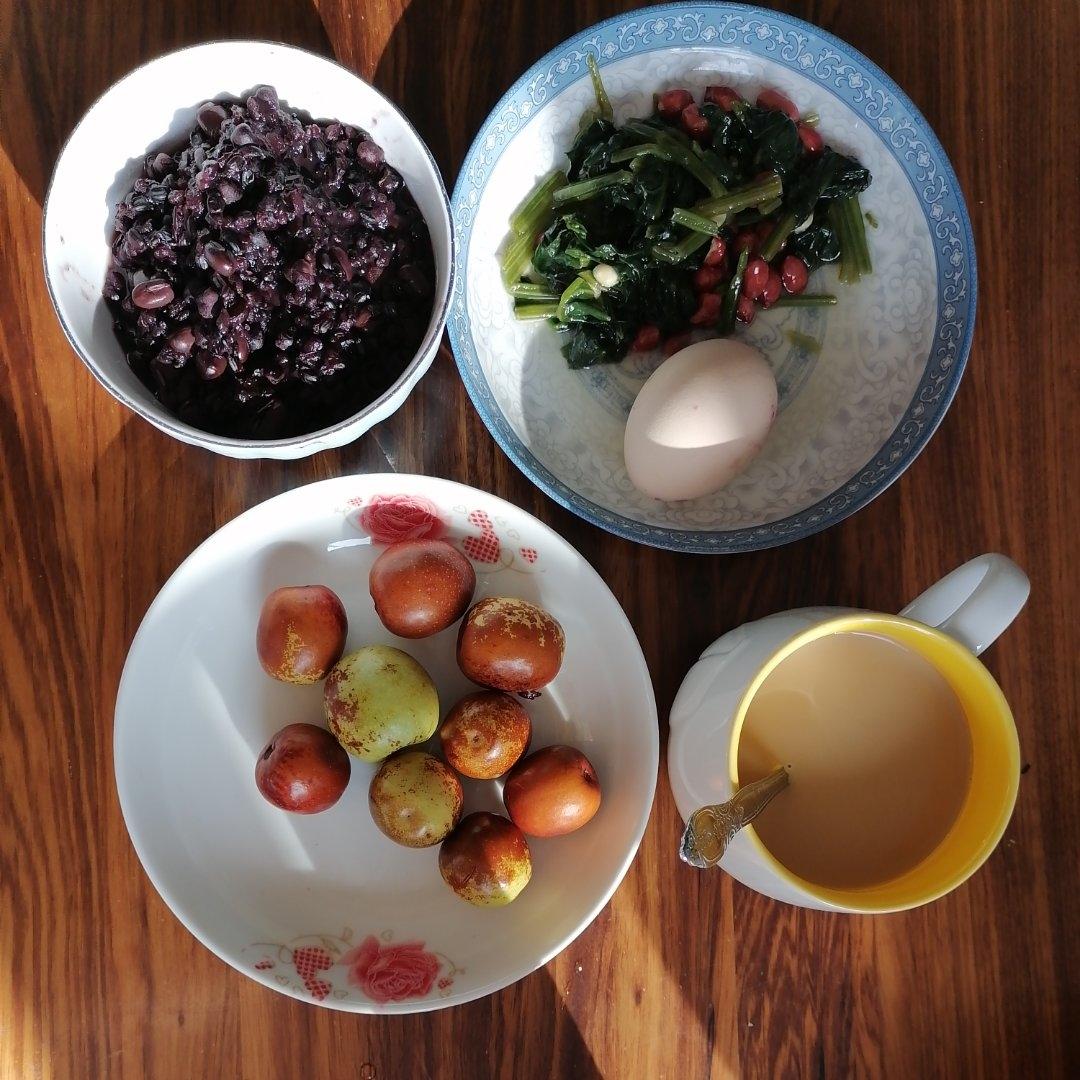 果仁菠菜+牛奶咖啡+水煮鸡蛋