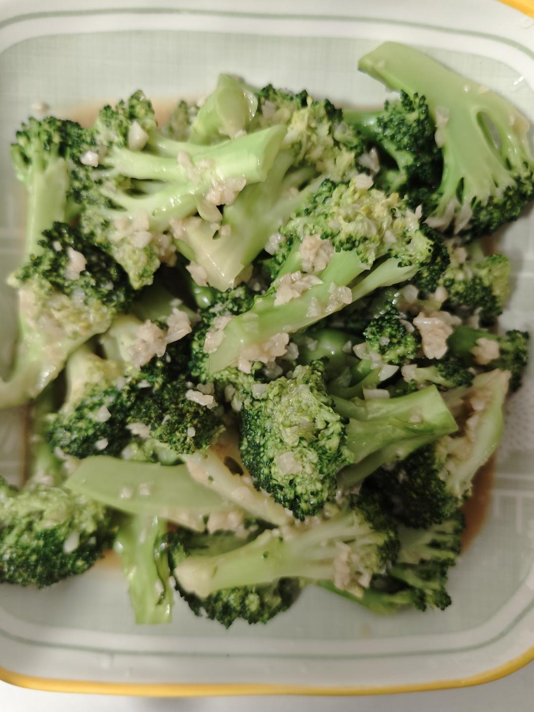 好吃到爆的耗油蒜蓉西兰花(从不修图，喜欢请关注)