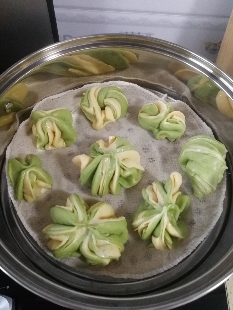 菠菜—地瓜双色花卷的做法