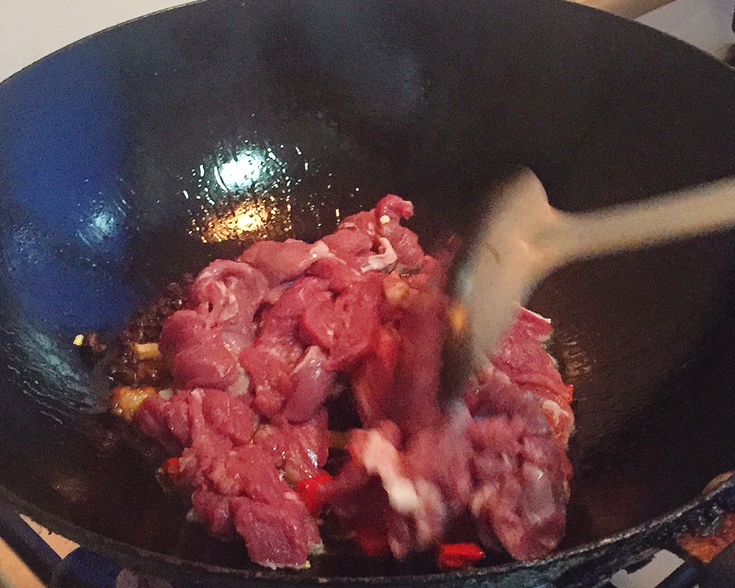 爆炒青椒羊肉好吃又下饭的做法 步骤2