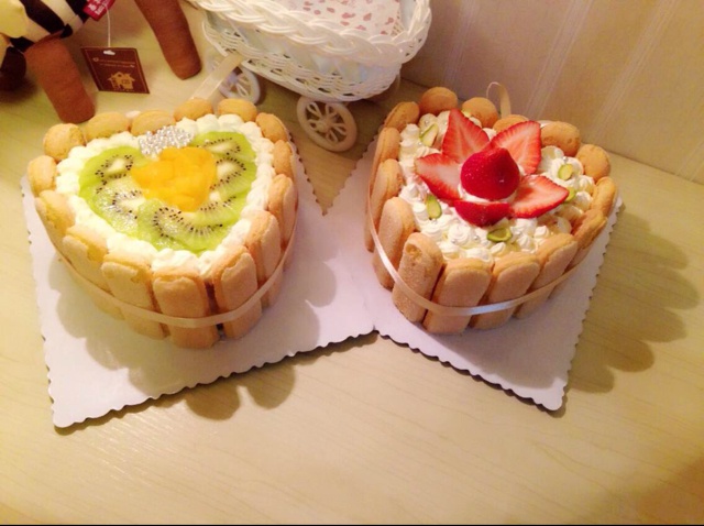 草莓夏洛特（奶油可可草莓蛋糕）