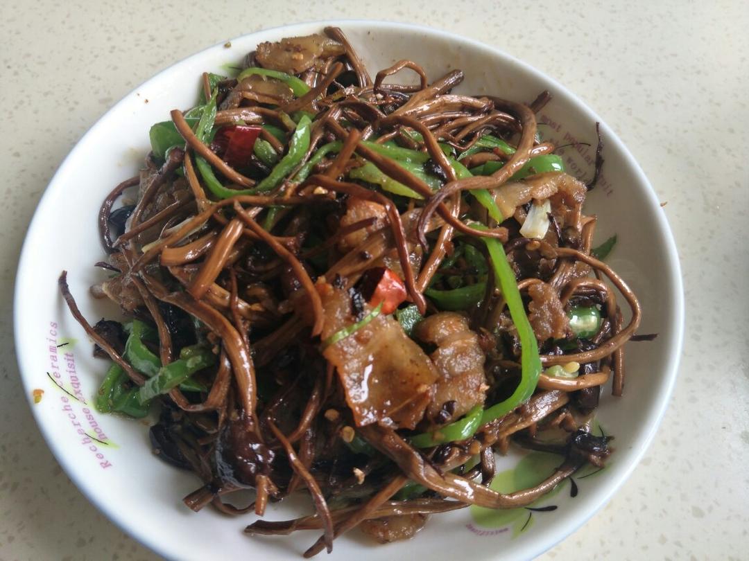 五花肉干锅茶树菇