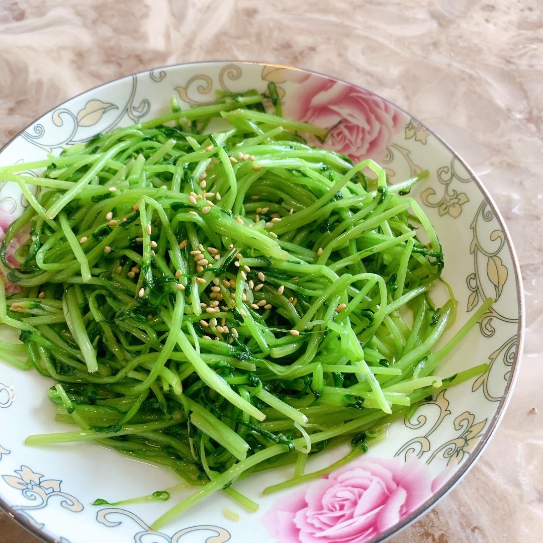 清炒豌豆苗，就爱这抹带着清香的翠绿～