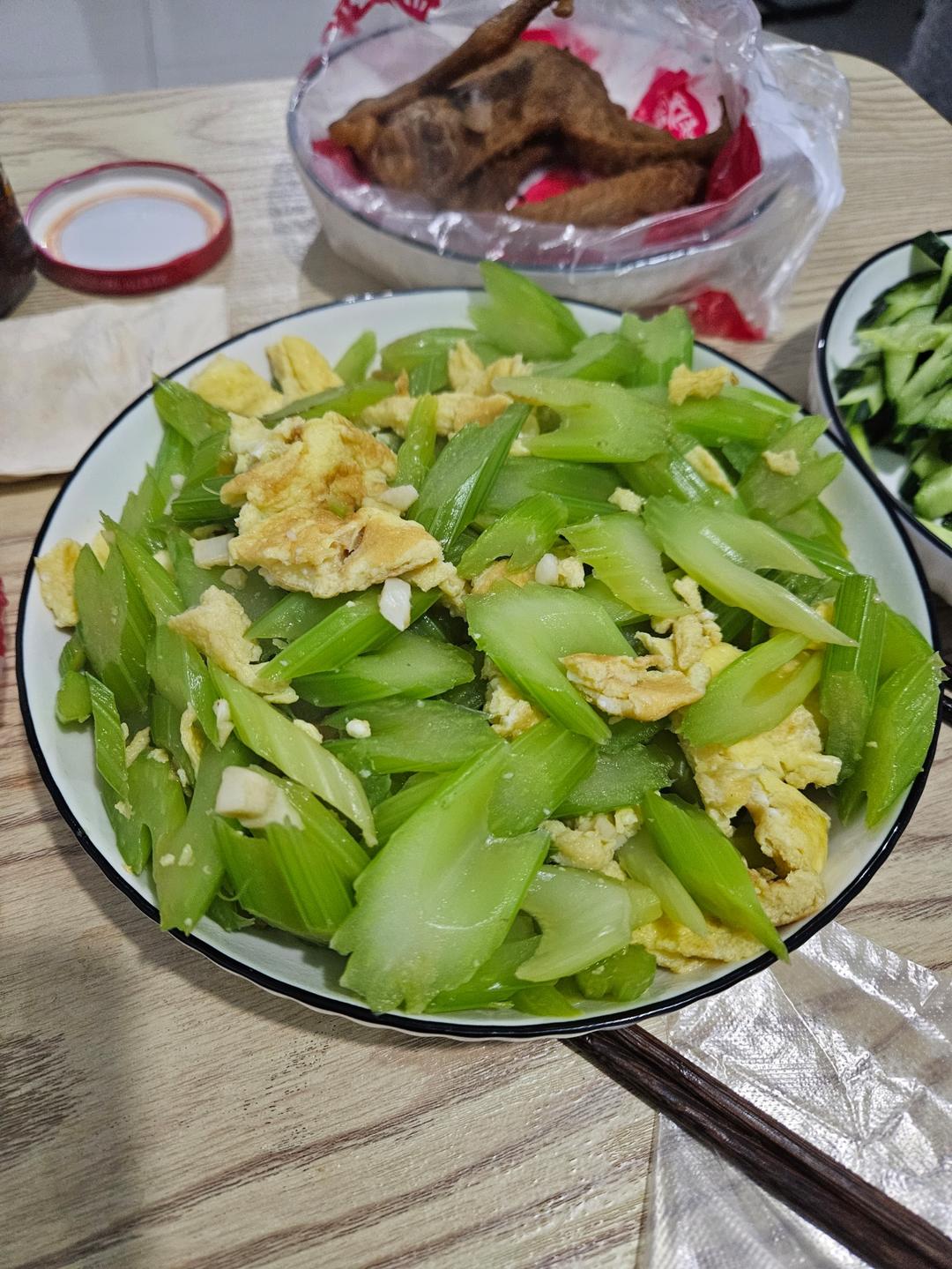 芹菜炒鸡蛋