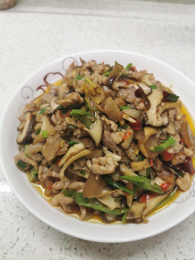 香菇炒肉辣辣辣