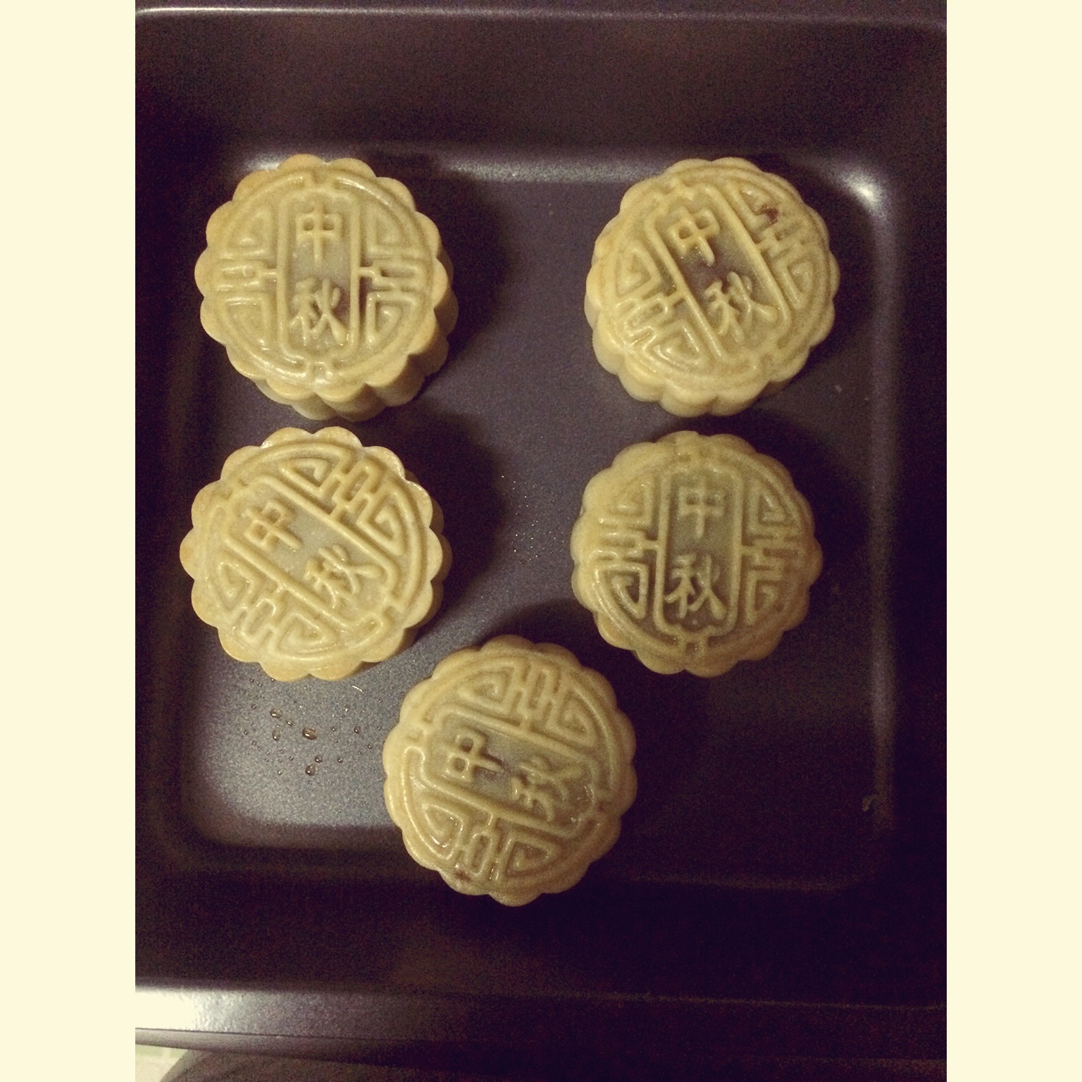 广式月饼－－蛋黄豆沙月饼