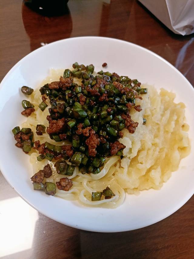 土豆泥酸豆角肉末拌粉