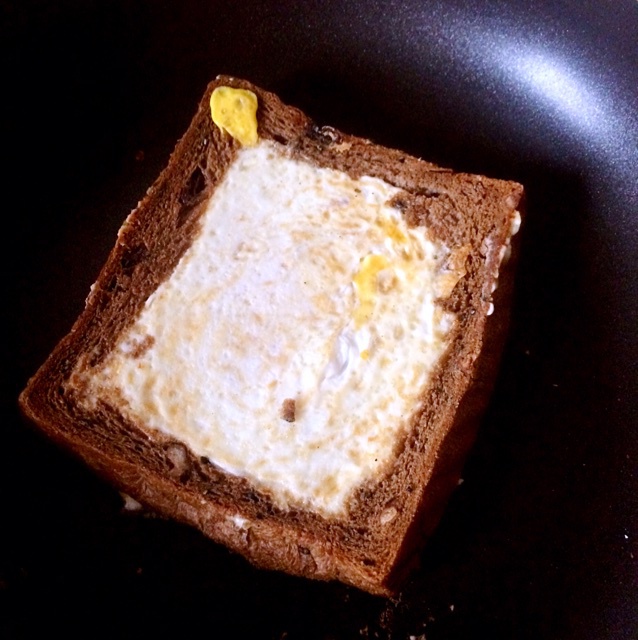 鸡蛋火腿藏在吐司里