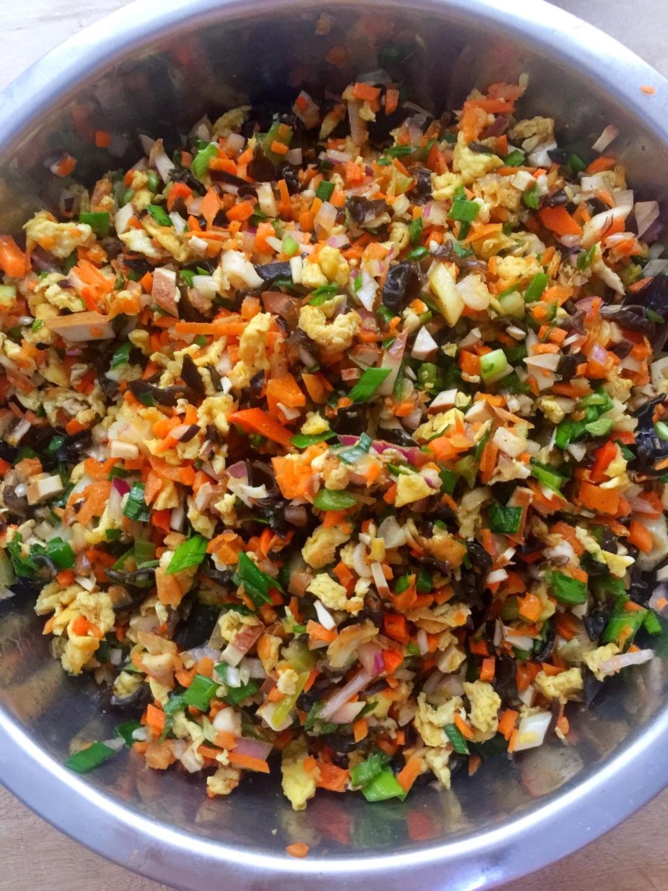 乐乐呵呵呀做的胡萝卜鸡蛋香菇木耳素馅饺子