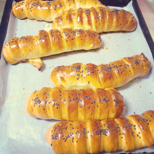 毛毛虫烤肠面包--附面包机揉面心得