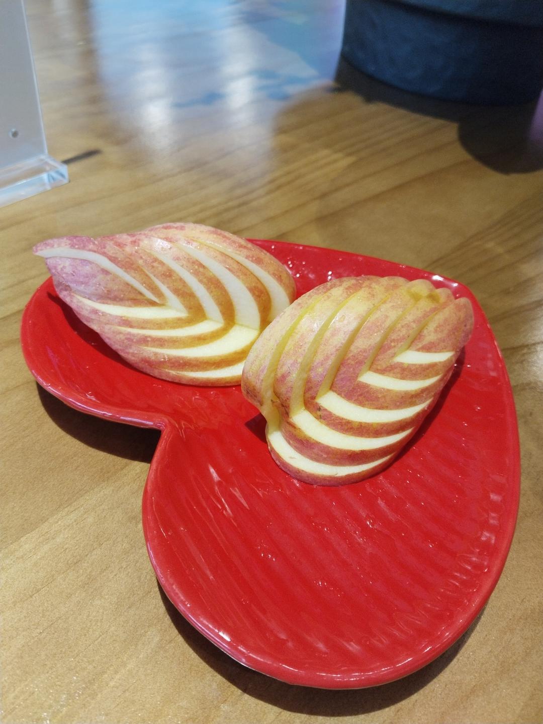 原创《刀切树叶形苹果》