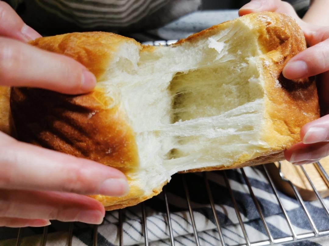 日式生吐司—你看这白白胖胖的吐司，像不像你的肚子呀？