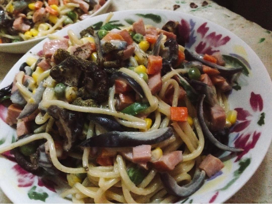 奶香杂蔬意面的做法