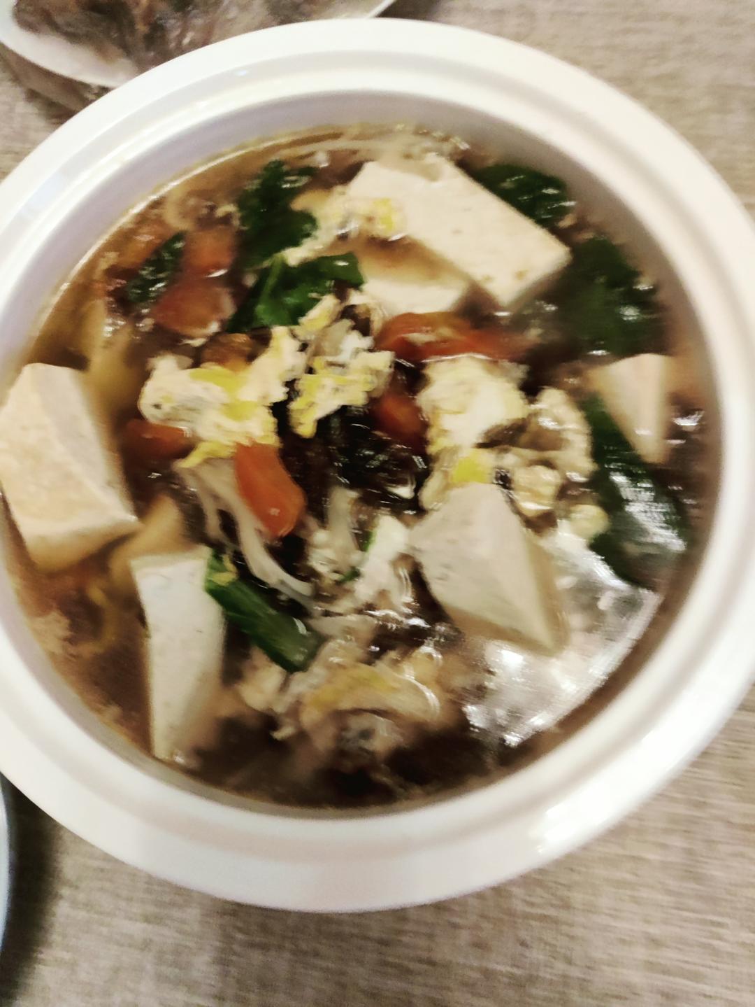 健康减肥吃起来番茄金针菇紫菜豆腐蛋花汤