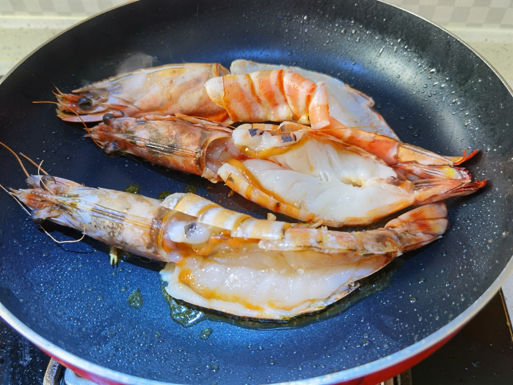 铁锅锁鲜半焗超大斑节虾的做法 步骤6