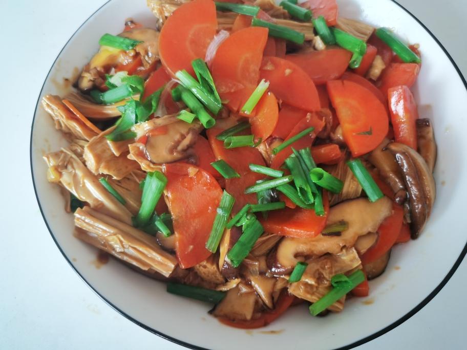 快手菜，胡萝卜香菇炒腐竹