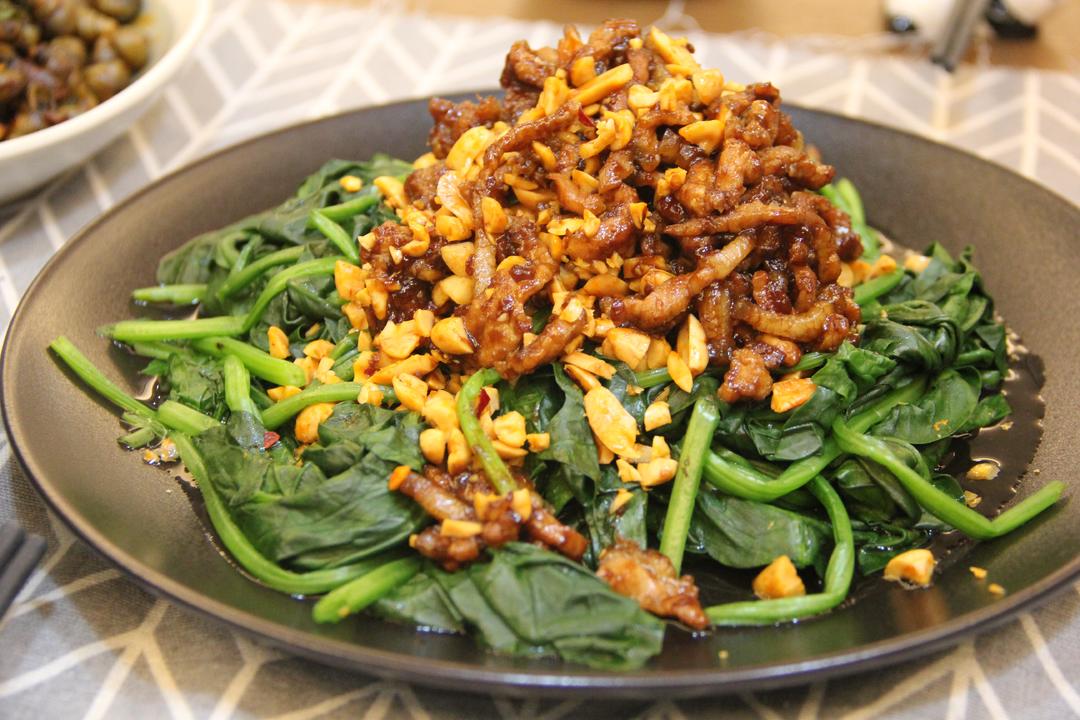 碎花生肉丝菠菜的做法