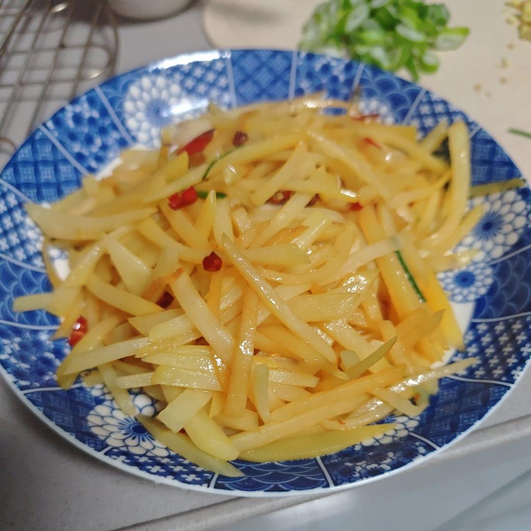 厨师长教你：“炝炒土豆丝”的家常做法，口感爽脆