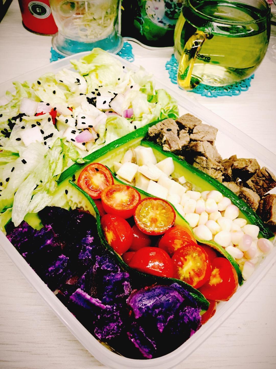 自制减肥午餐：牛肉卷心生菜沙拉