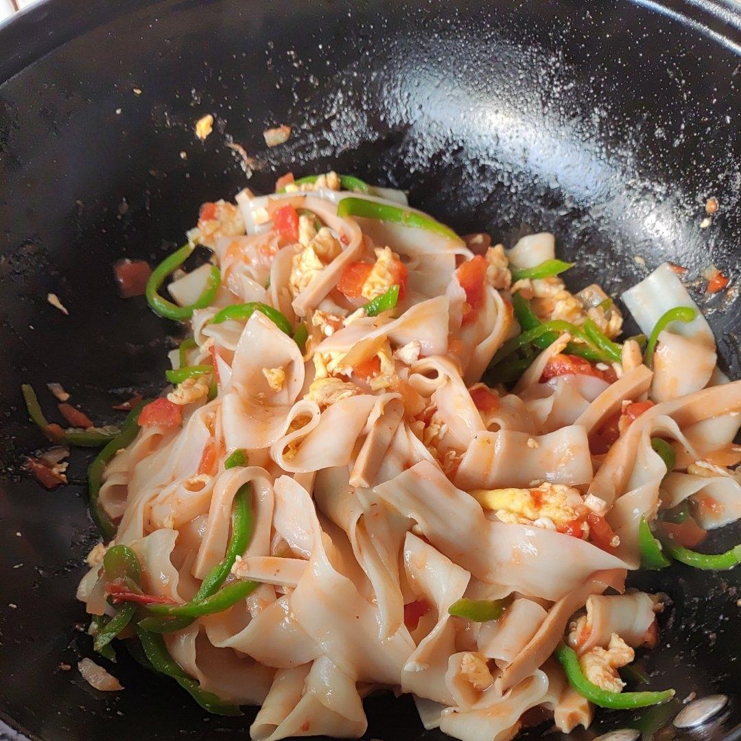 炒刀削面这样做，每次吃的盆干碗净