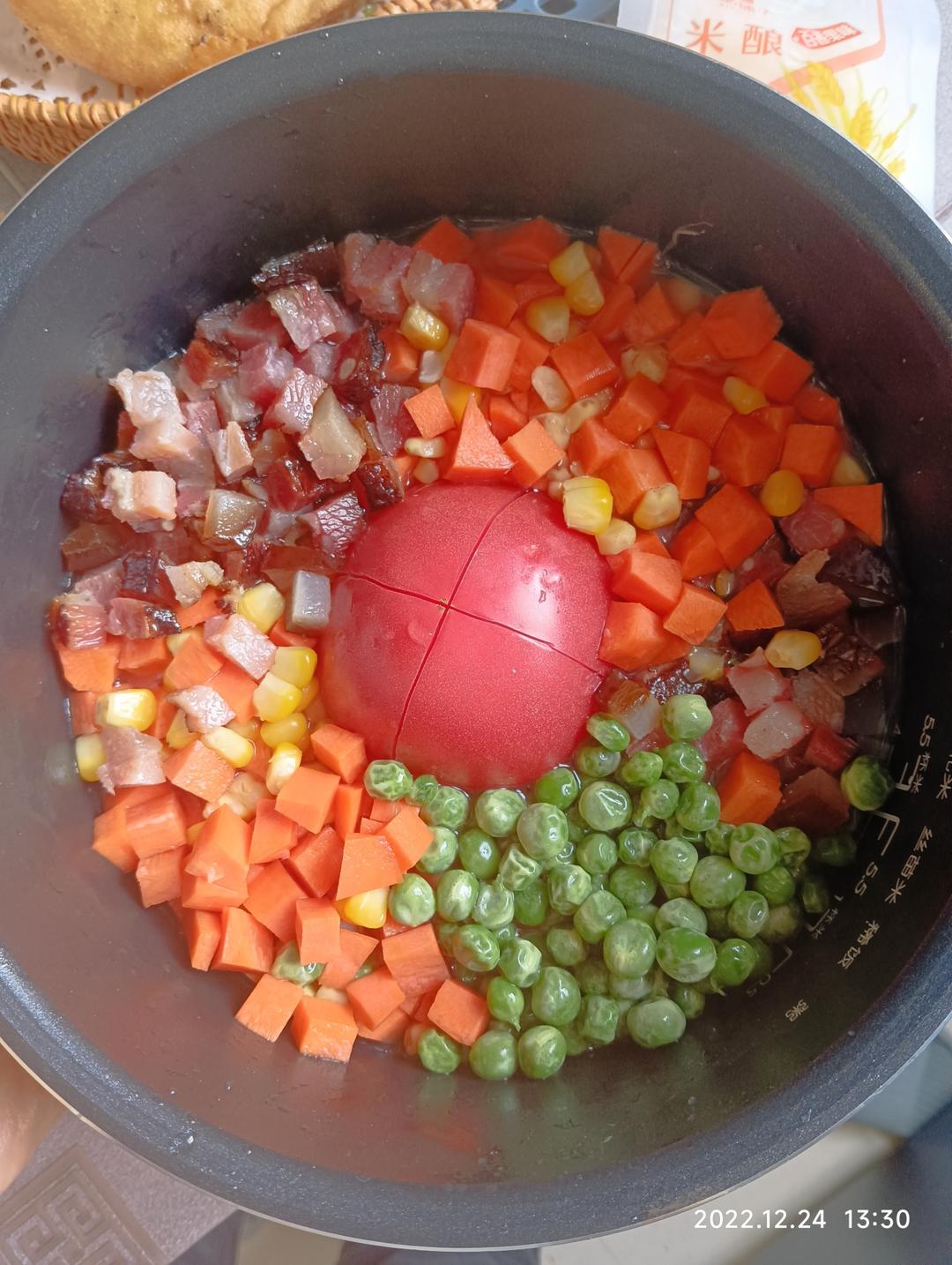 懒人电饭煲网红西红柿香肠腊肉饭