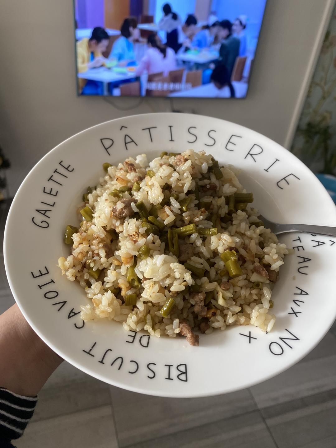 简单好吃的酸豆角肉沫炒饭的做法