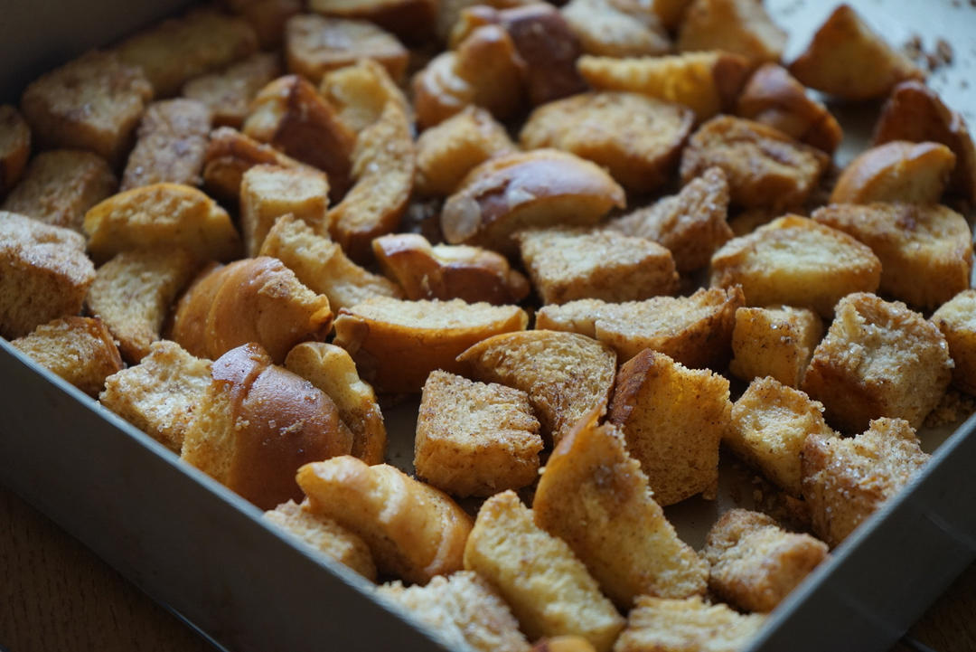 超级简单的焦糖肉桂面包粒