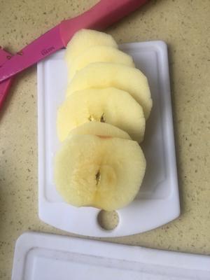 #麦子厨房#小红锅出品：宝宝甜品苹果椰香甜甜圈的做法 步骤2