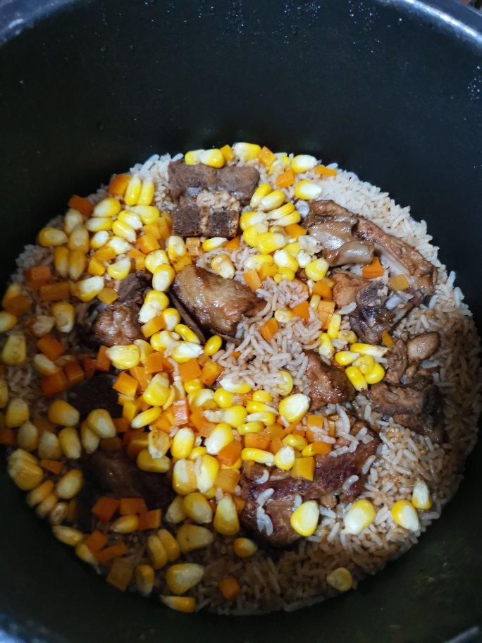 【排骨焖饭】