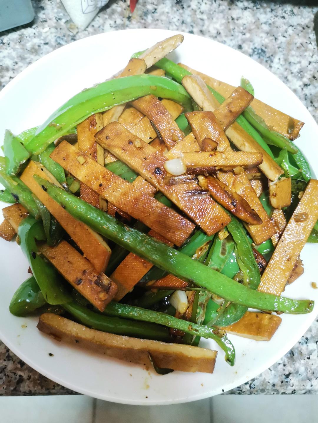 简单易做又好吃的青椒炒香干