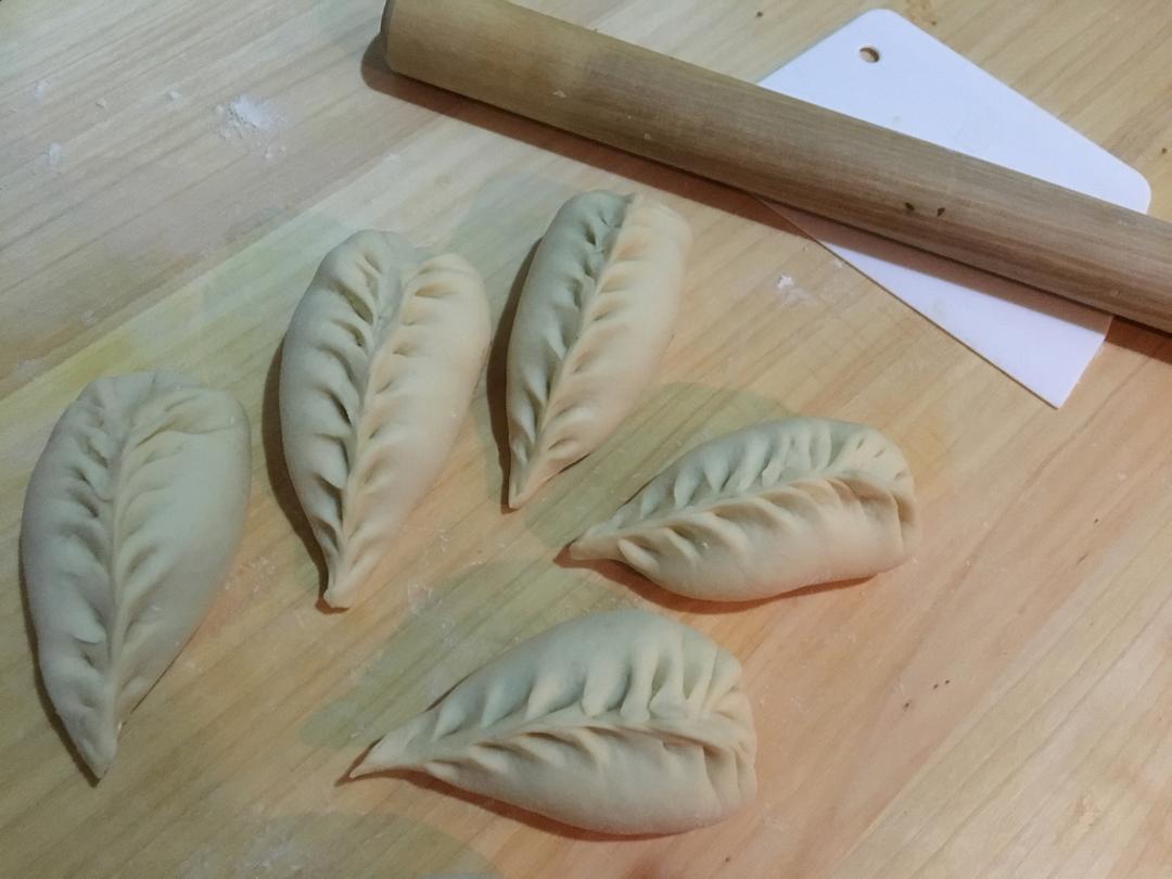 喜欢动手的大馋猫做的弯柳叶包子包法