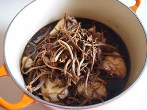 锅烤豉油茶树菇鸡腿的做法 步骤7