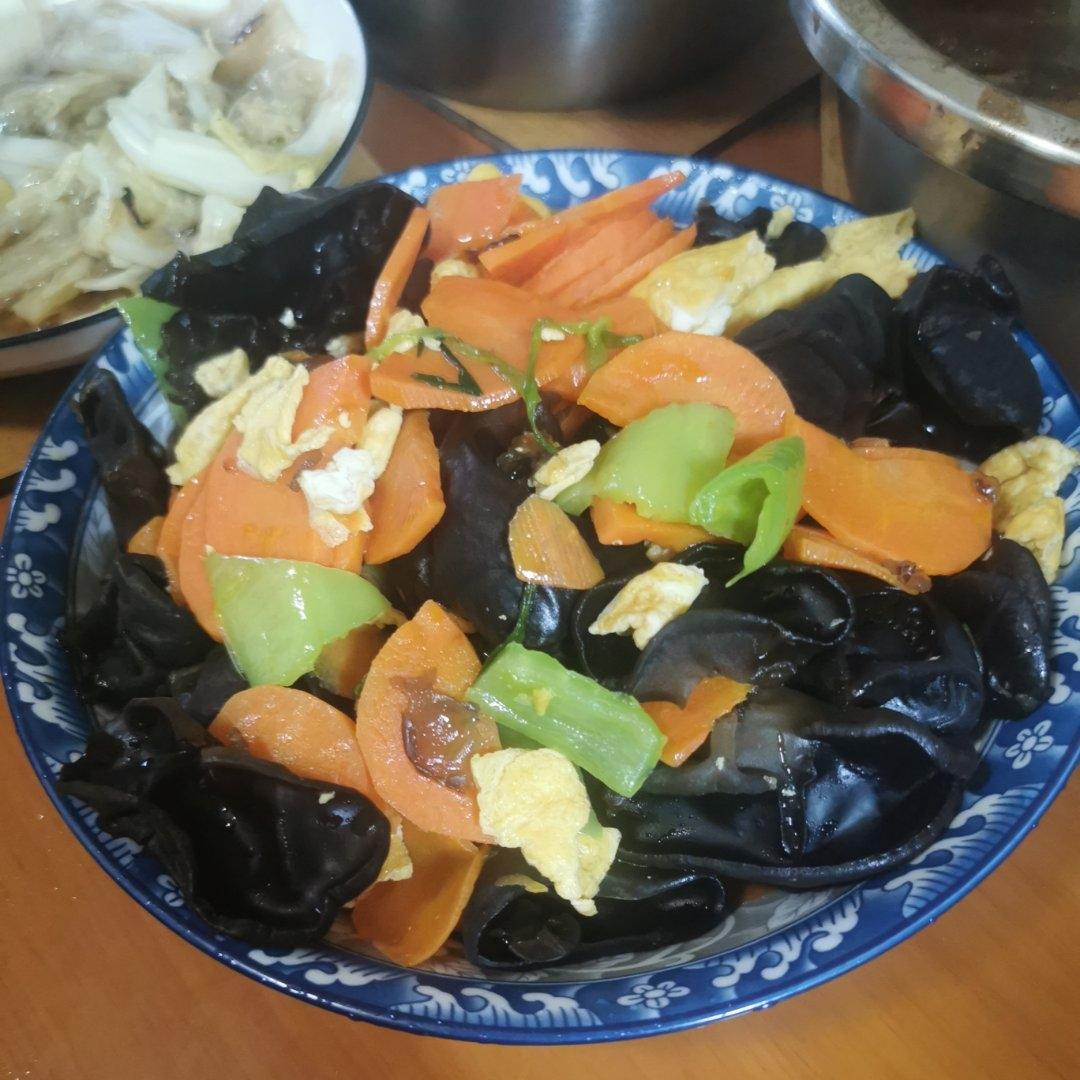 这么搭配也太香了！青椒胡萝卜木耳炒鸡蛋
