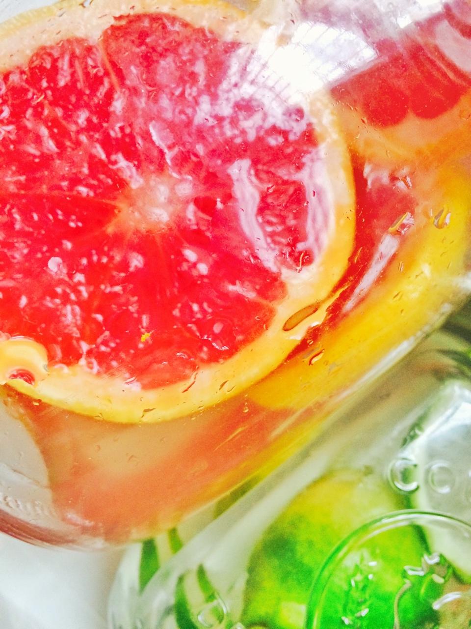 躲在透明的玻璃罐里乘个凉