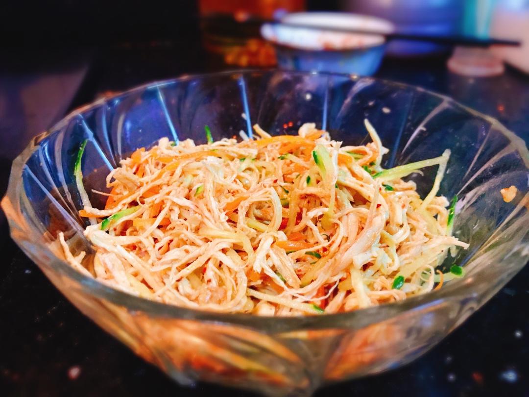 凉拌鸡丝（爽口低脂鸡胸肉）