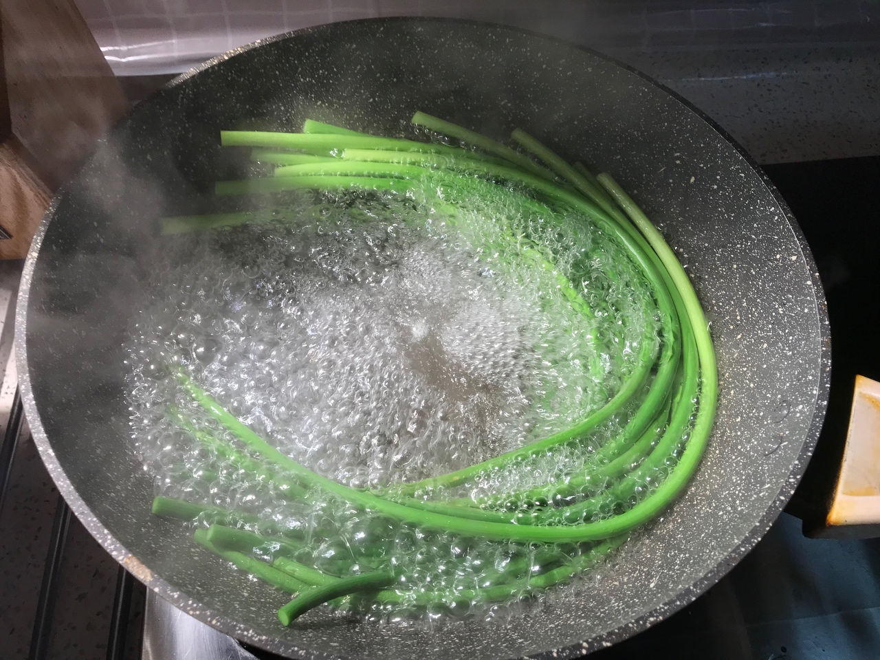 凉拌蒜苔的做法 步骤3