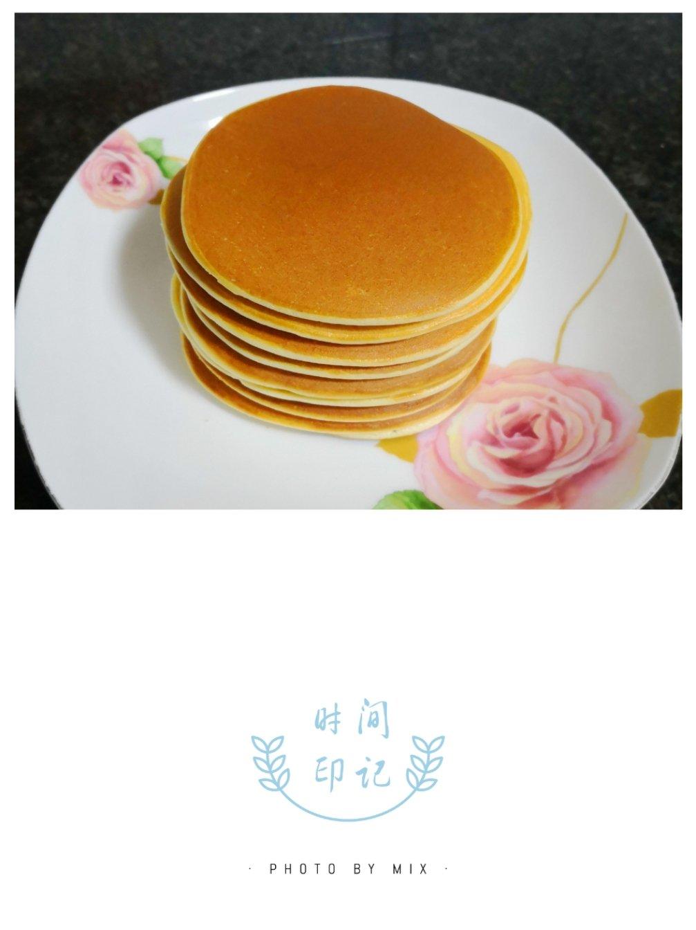 【酸奶松饼yogurt pancake】，搭上黑莓果酱和枫糖的美味。