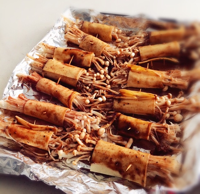 烤豆腐皮卷金针菇