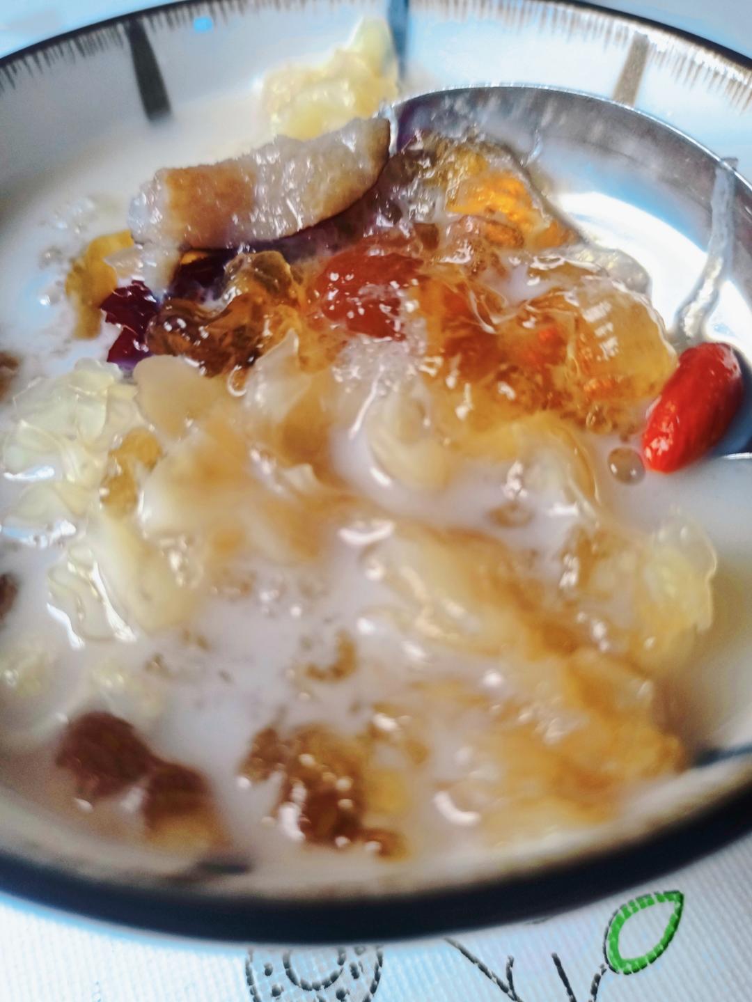 《桃胶皂角米雪燕银耳牛奶羹》据说一碗等于敷30片面膜的功效