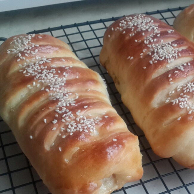 毛毛虫烤肠面包--附面包机揉面心得